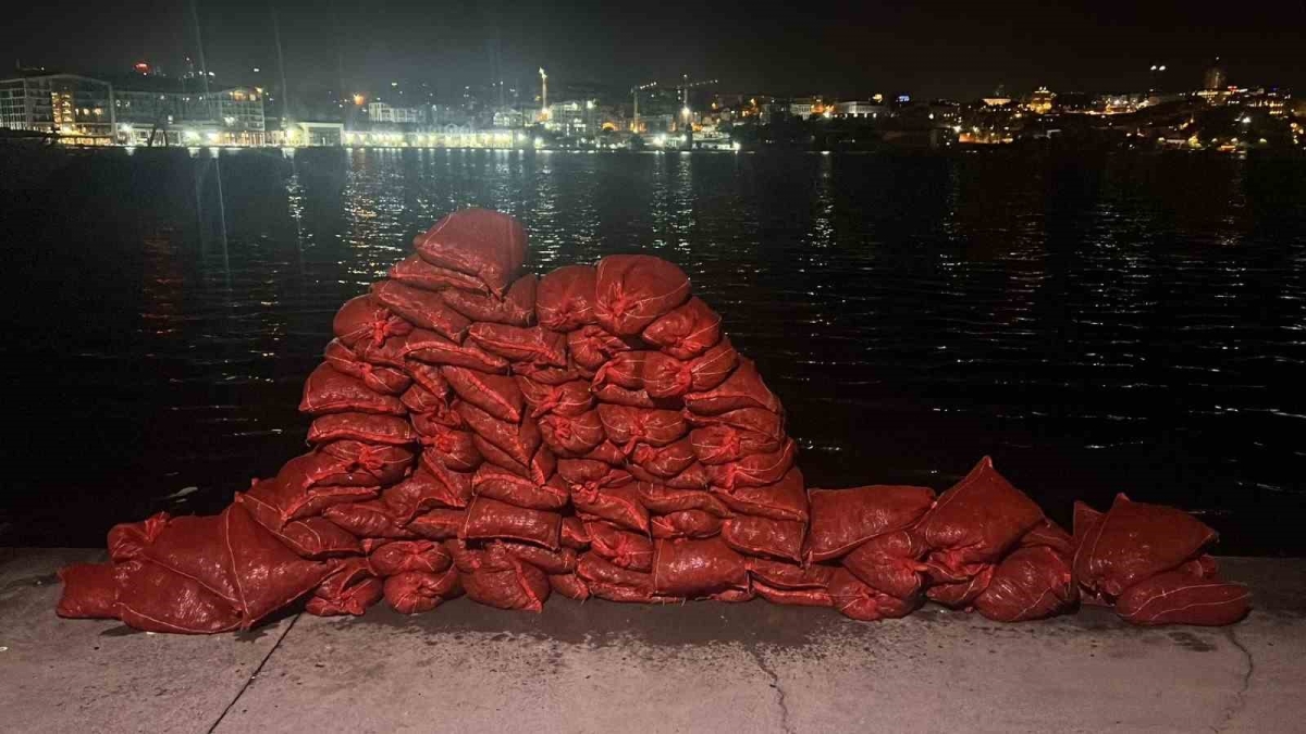 Eminönü sahilinde midye kaçakçılarına operasyon: 2 ton midye yakalandı
