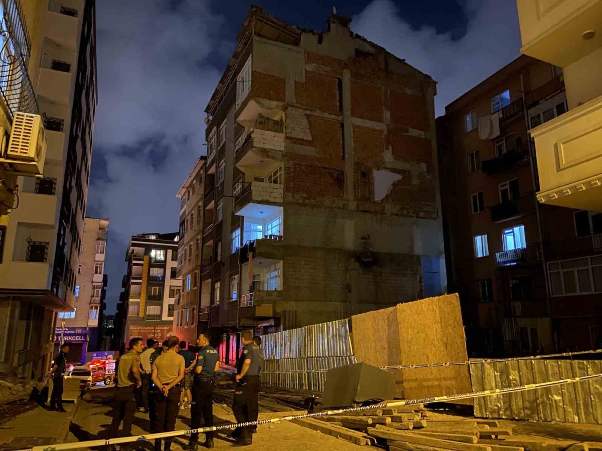 Bahçelievler’de 6 katlı bir binadan düşen tuğla parçaları nedeniyle bina tedbir amacıyla boşaltıldı
