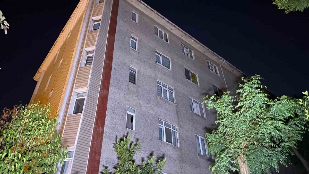 Eyüpsultan’da elektriği kesilen sitenin sakinlerinden tepki
