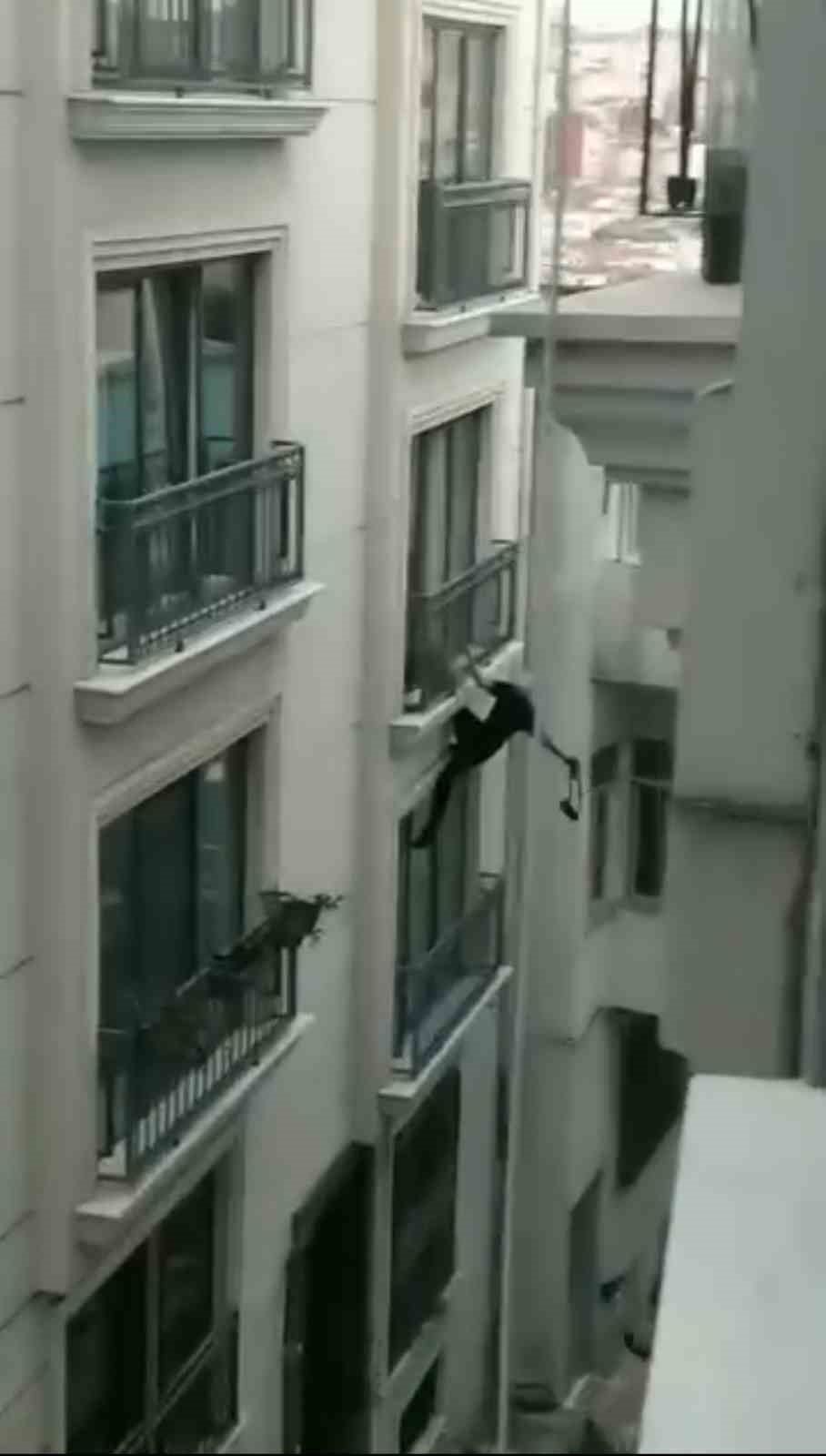 İstanbul’da “örümcek adam” gibi otele tırmanan hırsız kamerada
