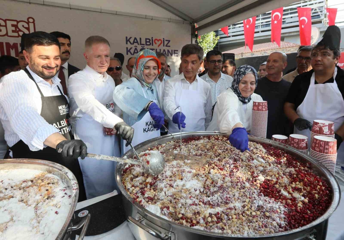 Kağıthane Belediyesi vatandaşlara 35 bin kase aşure dağıttı
