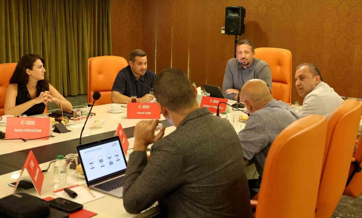 TBF Başkanı Hidayet Türkoğlu, Türkiye Sigorta Basketbol Süper Ligi temsilcileriyle buluştu
