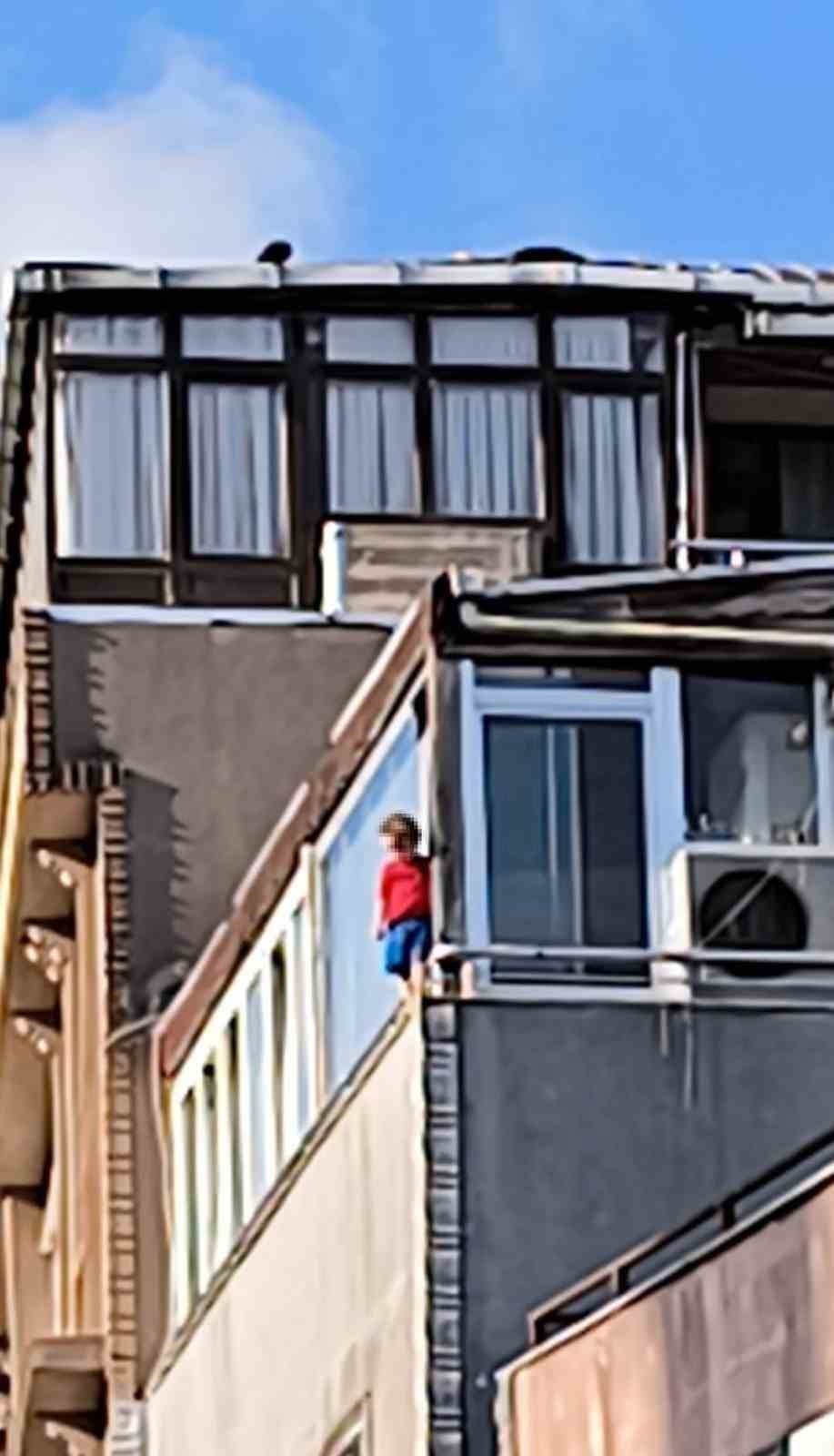 Sarıyer’de inanılmaz olay: 5. kattaki evlerinin camından çıkan 3 yaşındaki çocuk yürekleri ağızlara getirdi
