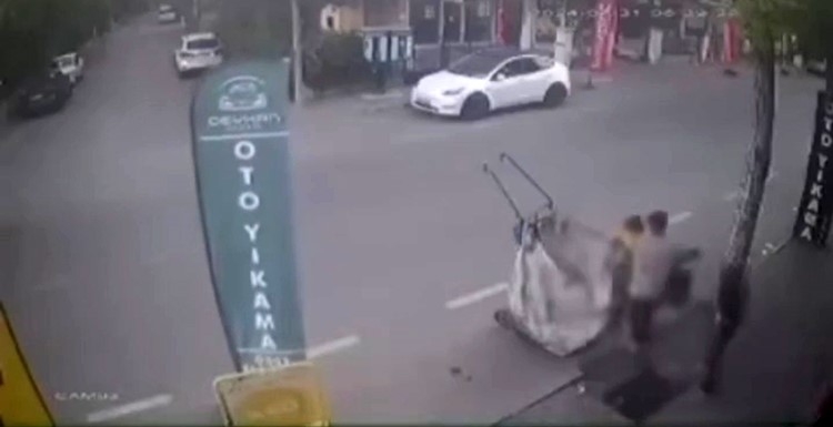 Kartal’da rögar kapağı hırsızları kamerada
