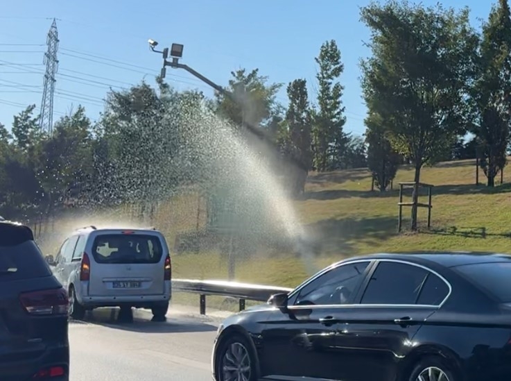 İBB’nin sulama sistemi bozuldu, sürücüler araçlarını E-6’da yıkamaya başlayınca trafik kilitlendi

