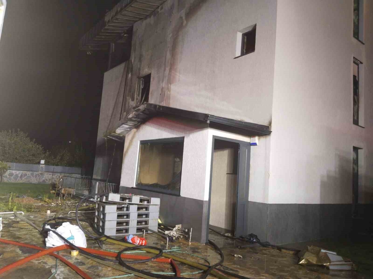 Çekmeköy’de lüks villa alev alev yandı

