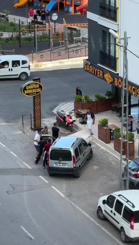 Pendik’te taciz iddiasıyla börekçinin savaşa alanına döndüğü olayda yeni görüntüler ortaya çıktı
