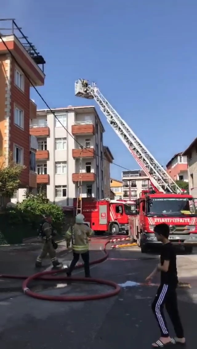 Sancaktepe’de 5 katlı binanın çatı katındaki daire alev alev yandı
