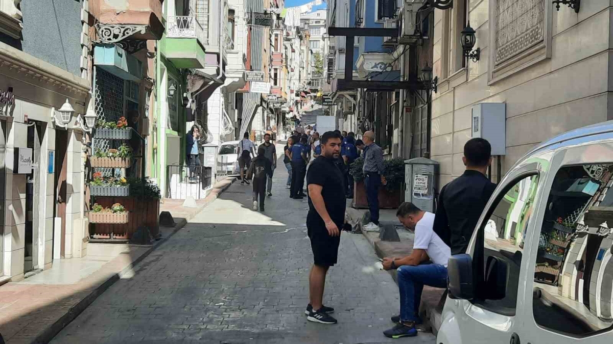 Beyoğlu’nda otel odasında dehşet: Sevgilisinin darbettiği kadın hastanede hayatını kaybetti
