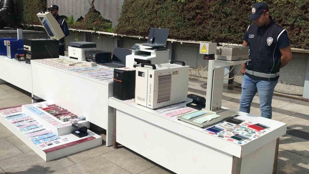 İstanbul’da sahte pasaport, kimlik ve vize hazırlayan şebekeye operasyon: 15 gözaltı
