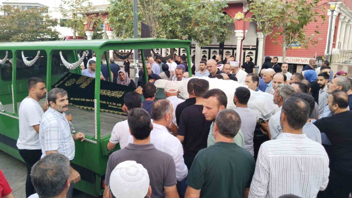 Sultanbeyli’de 1 TL indirim için öldürülen baba ve kız son yolculuğuna uğurlandı
