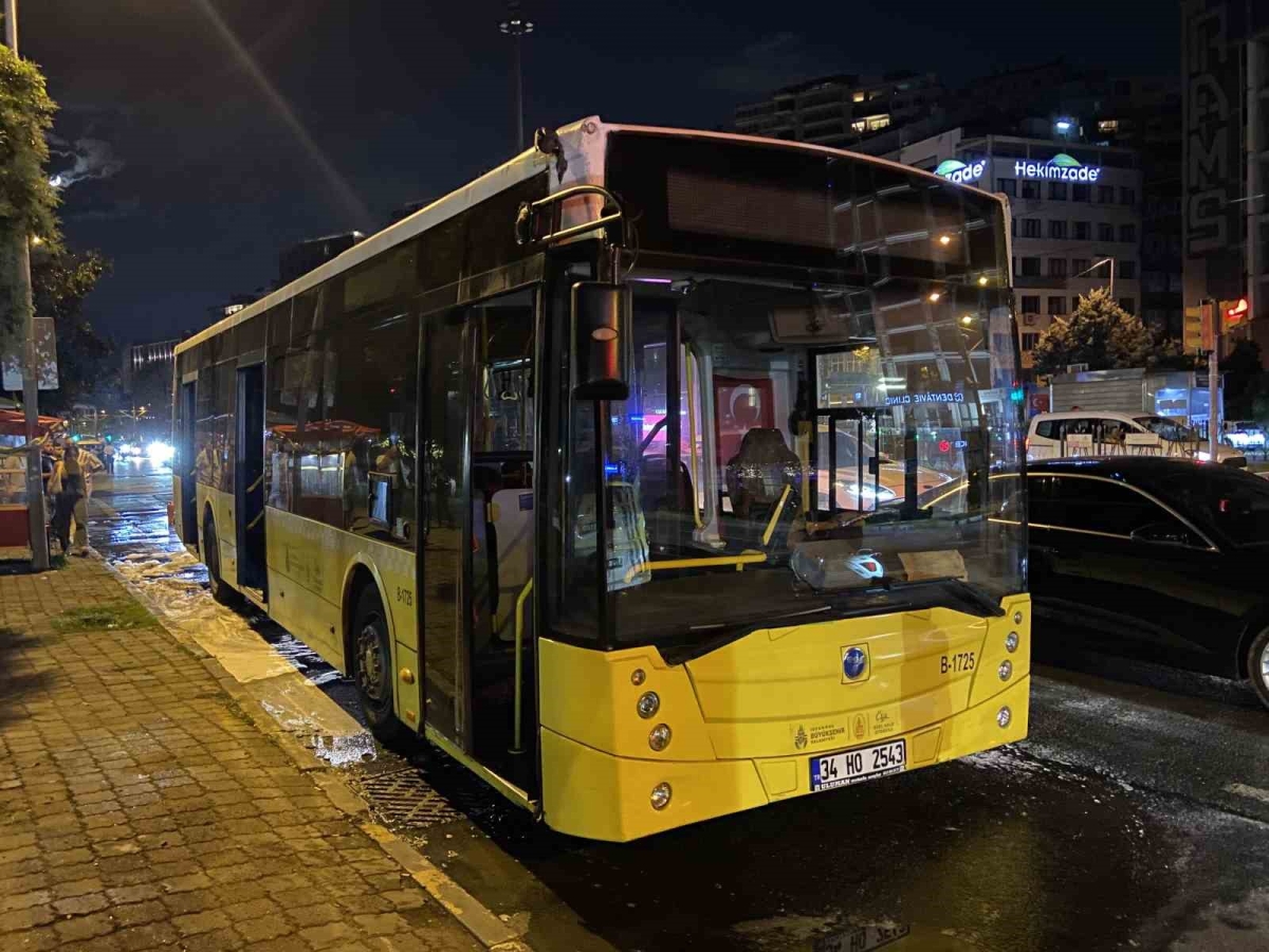 Beyoğlu’nda İETT otobüsünde korkutan yangın
