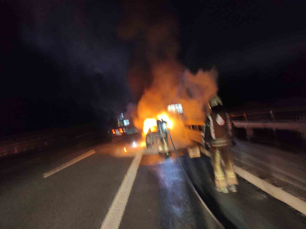 Çekmeköy’de seyir halindeki otomobil küle döndü
