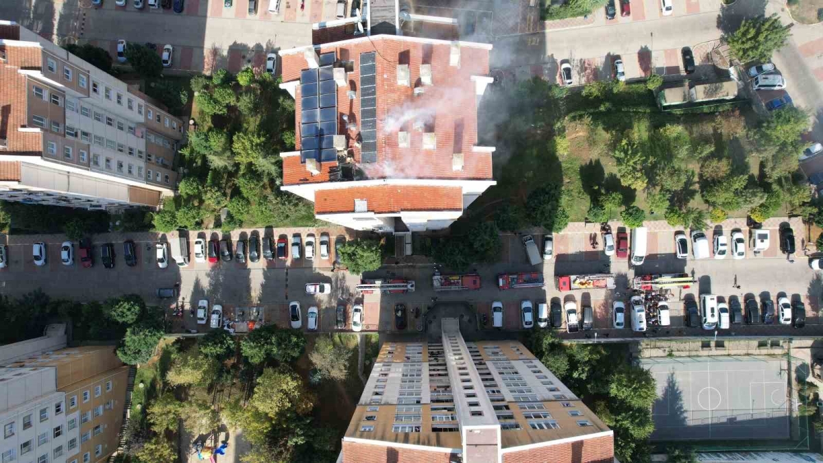 Başakşehir’deki sitede korkutan yangın: 3 kişi dumandan etkilendi
