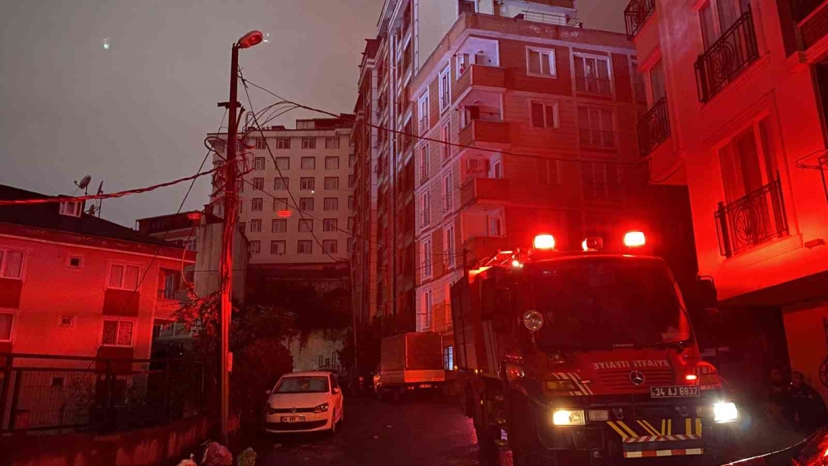 Eyüpsultan’da elektrik direği havai fişek gibi patladı
