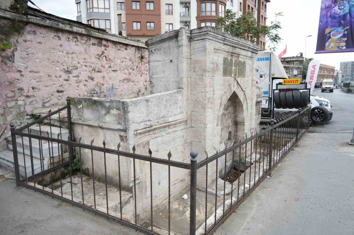 Eyüpsultan’da oto lastik dükkanı olarak kullanılan 400 yıllık yapı havadan görüntülendi
