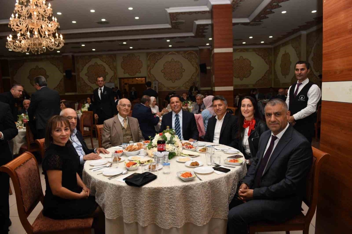 Esenyurt Belediye Başkanı 19 Ekim Muhtarlar Günü’nde muhtarlar ve aileleriyle bir araya geldi
