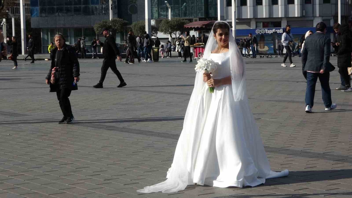Taksim’de İranlı gelin ve damada yoğun ilgi
