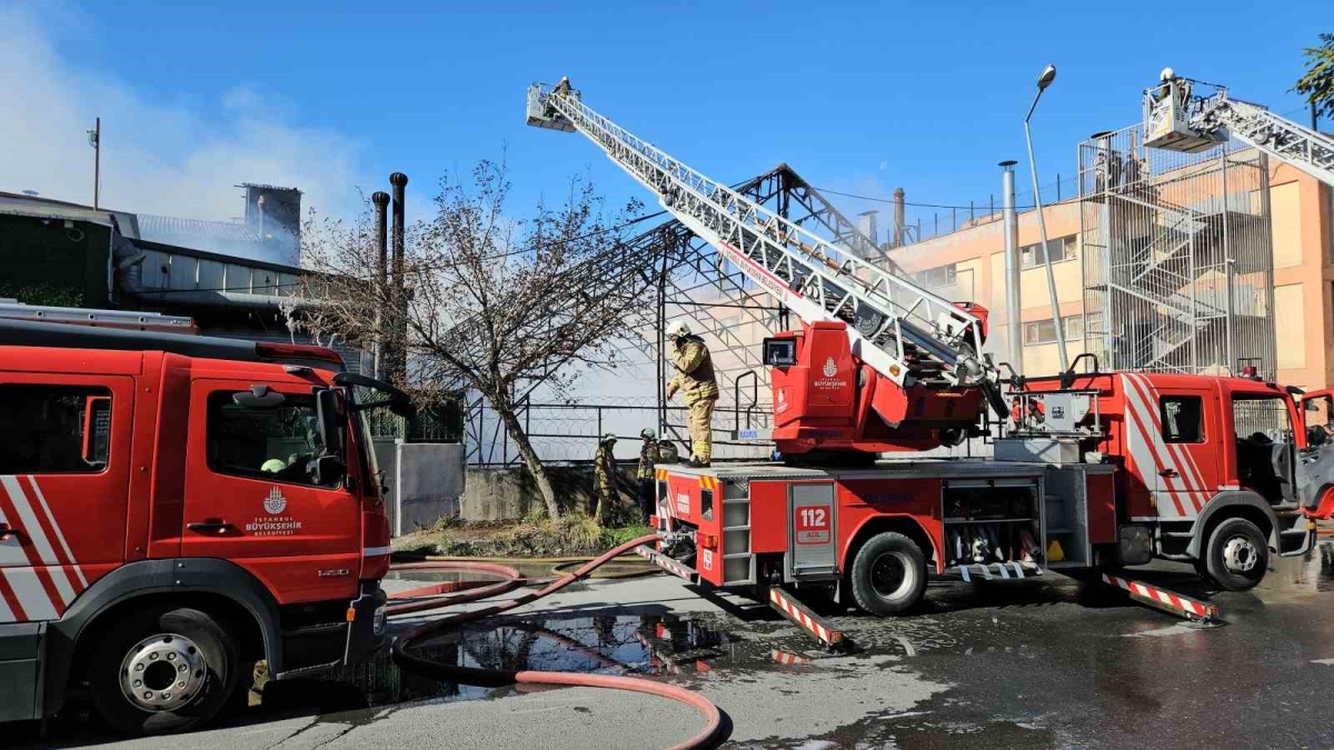 Gaziosmanpaşa’da korkutan yangın: Dumanlar kilometrelerce uzaktan görüldü
