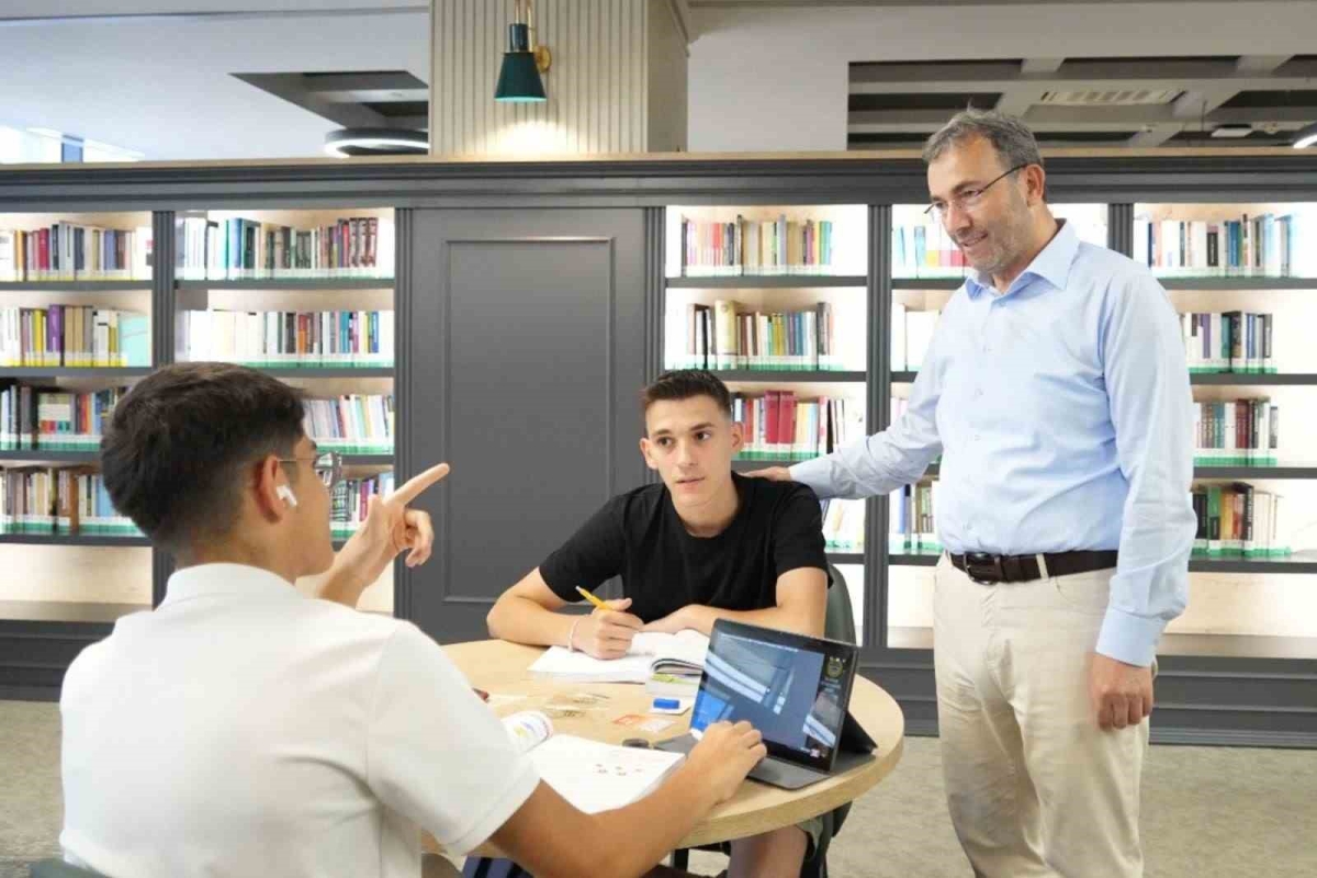 Üniversiteyi ilk kez kazanan Pendikli gençlerin hesabına 10 bin TL eğitim desteği yatırıldı
