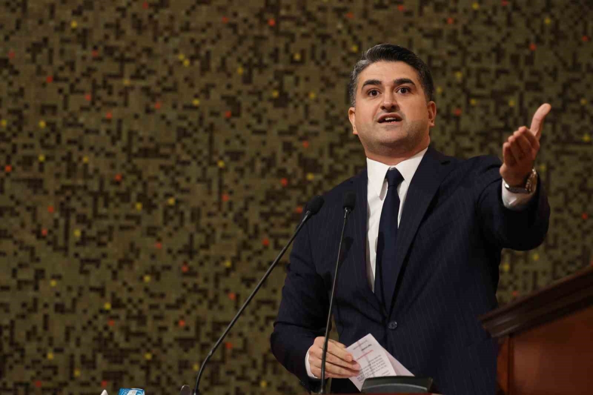 Onursal Adıgüzel’den İBB Meclisi’ne damga vuran konuşma: “Aklınızdan bile geçirmeyin gök kubbeyi başınıza yıkarız”
